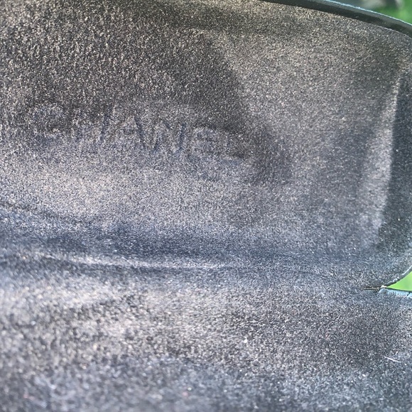 CHANEL Vintage Button Clamsell Eyeglass case - Curved shape for large Lenses - Picture 5 of 7